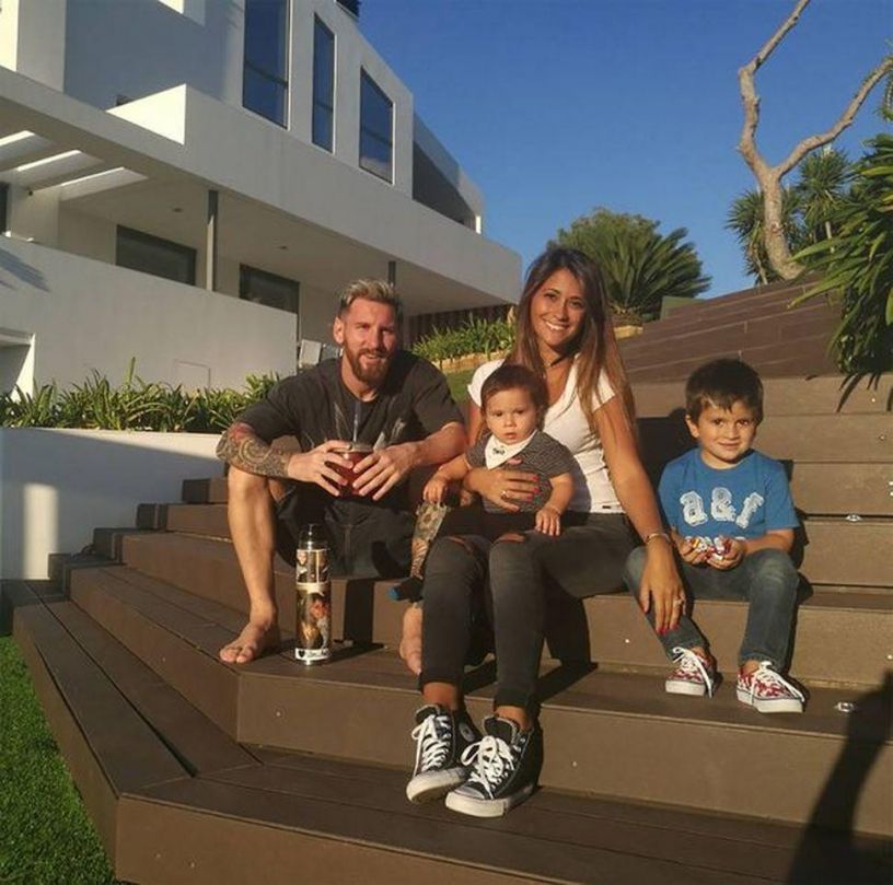 Messi with his family in the garden