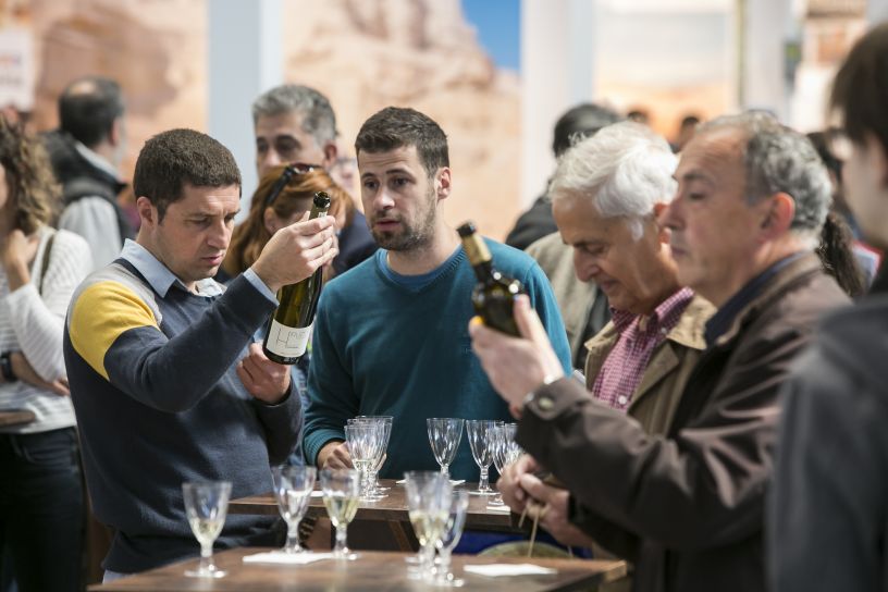 Los visitantes prueban el vino 