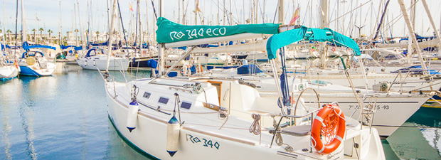 Barcos turísticos en Barcelona