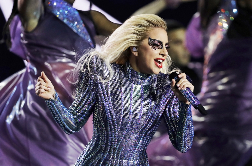 Lady Gaga canta sul palco