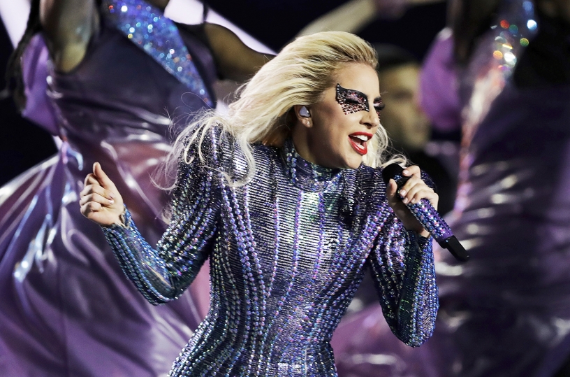 Lady Gaga canta en escena 