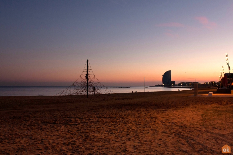 пляж Barceloneta by night