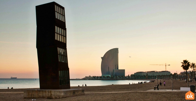 Plaża Barceloneta o zachodzie słońca