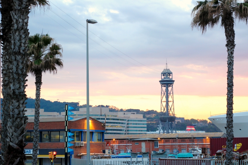 Vistas desde la Barceloneta del Funicular y las palmeras