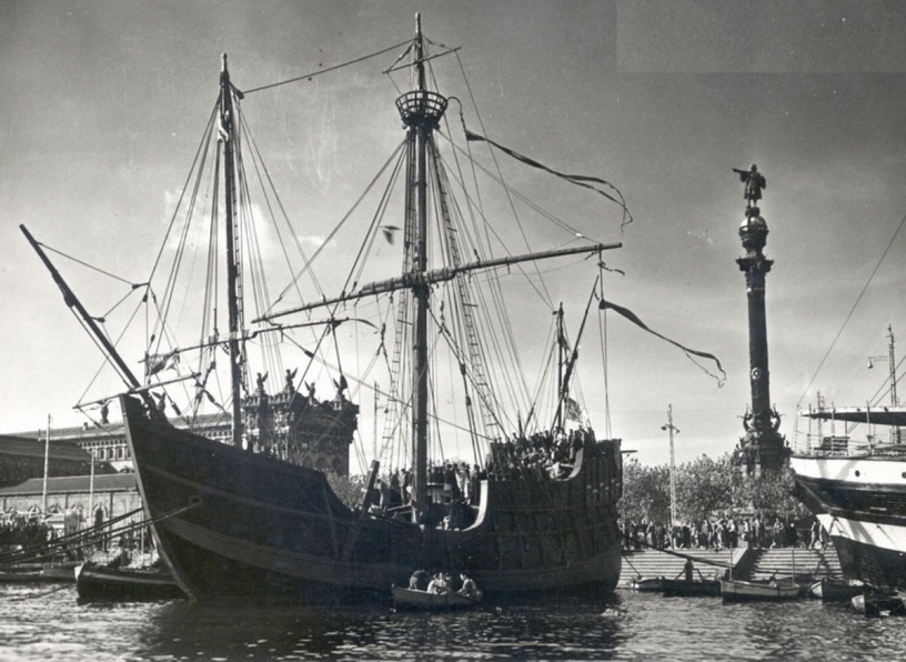 Bateau avec la colonne de Christophe Colomb