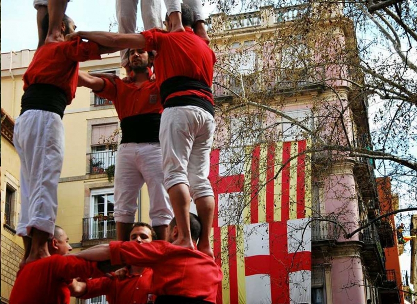 Castellers junto a Bandera