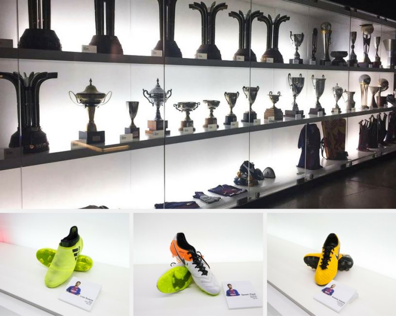 Vieilles chaussures des joueurs et trophées