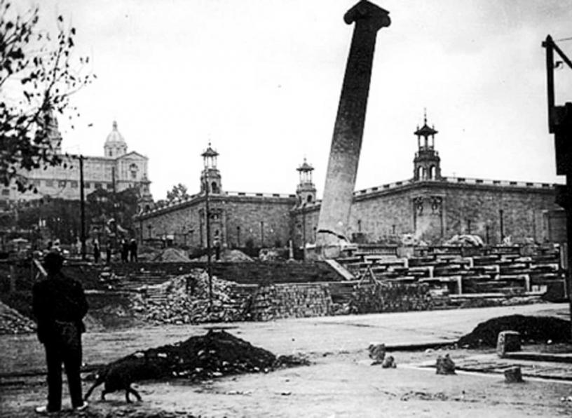 Cuatro columnas de Montjuïc destruidas