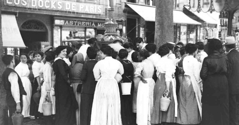 Donne che raccolgono l'acqua dalla Fonte Canaltes a Barcellona