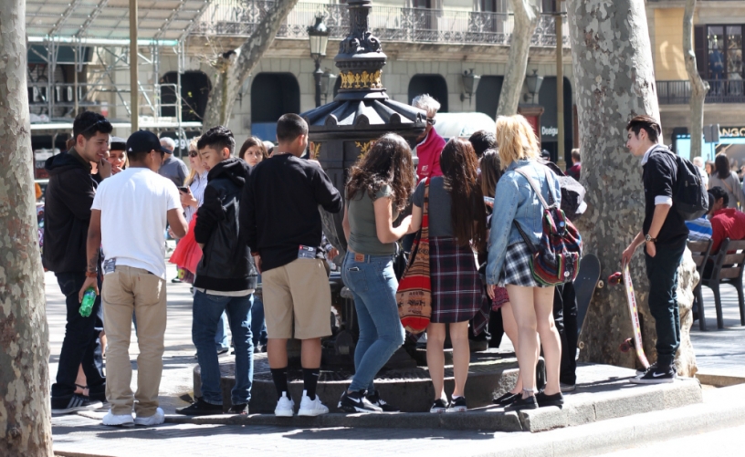 Gente frente a la Fuente de Canaletas