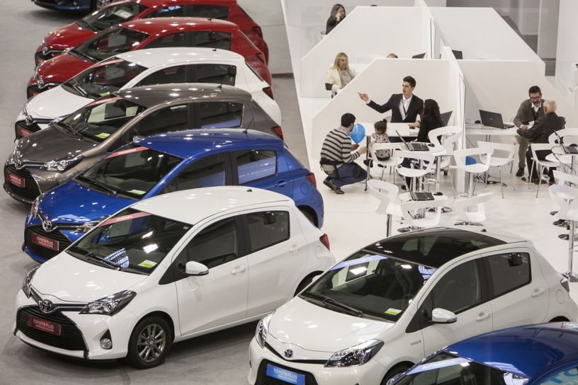 Personas trabajando en la Convención del Automóvil