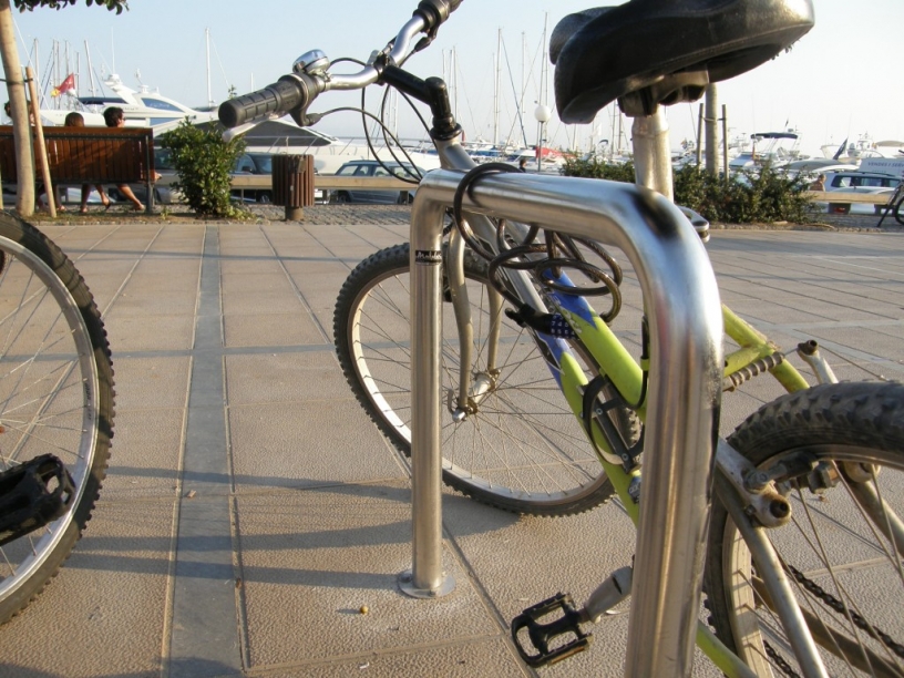 bicicleta aparcada en el puerto