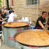 Cocinando la paella popular