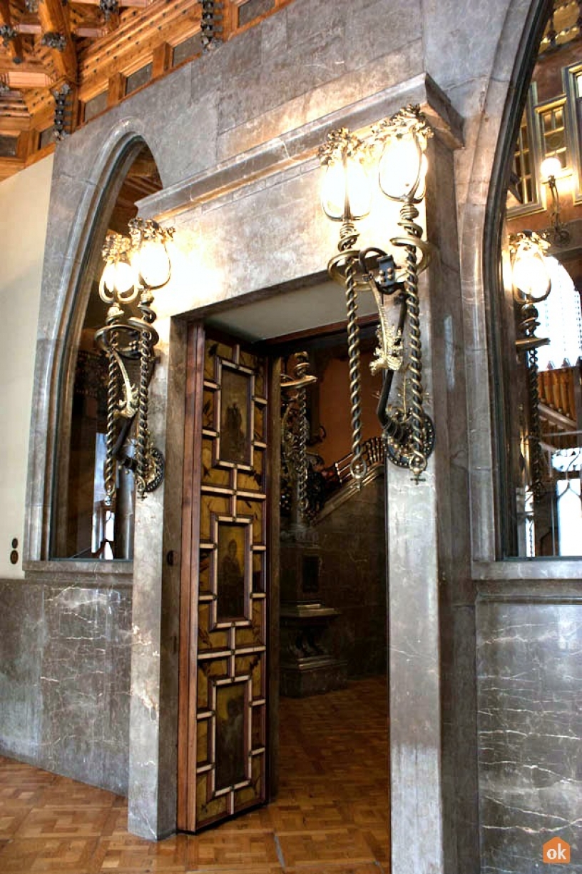 Entrada  a la sala central del Palau Güell Barcelona