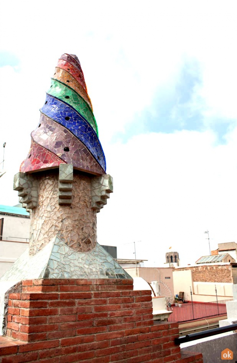 Skorsten på taket av Palau Güell i Barcelona