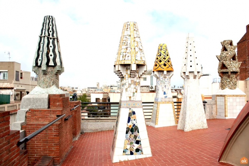 Kamine auf der Terrasse vom Palau Güell Barcelona