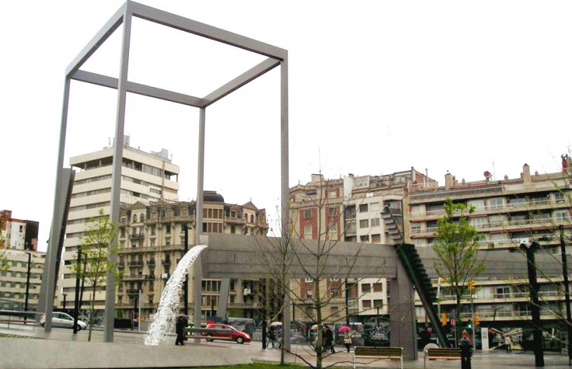 Plaça de Lesseps Fountain Canal