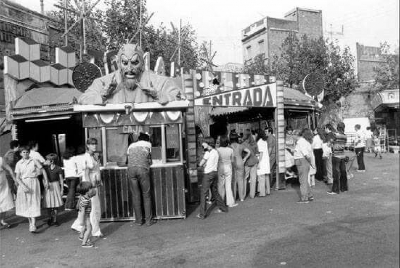 Niños parados en la entrada