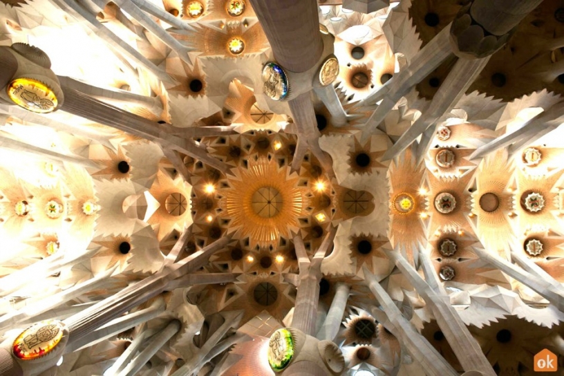 Im Inneren der Sagrada Familia