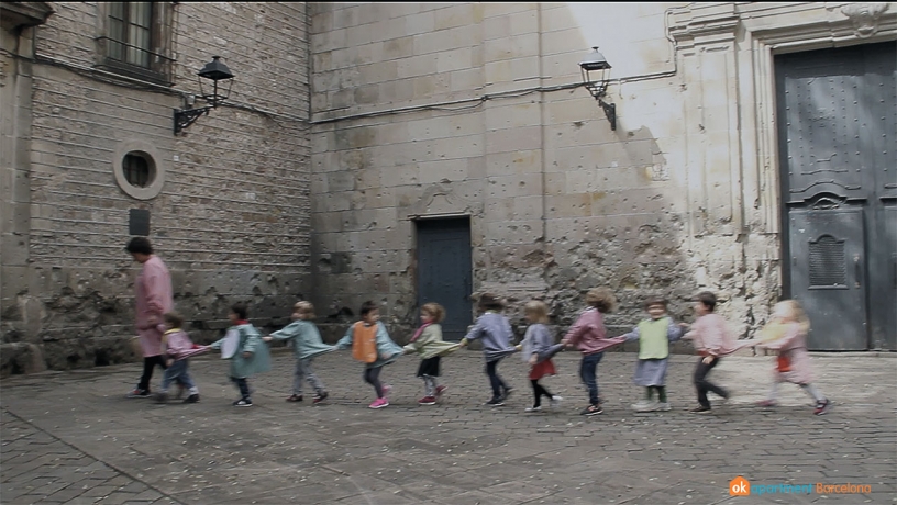 Plaça Sant Felip Neri y niños jugando