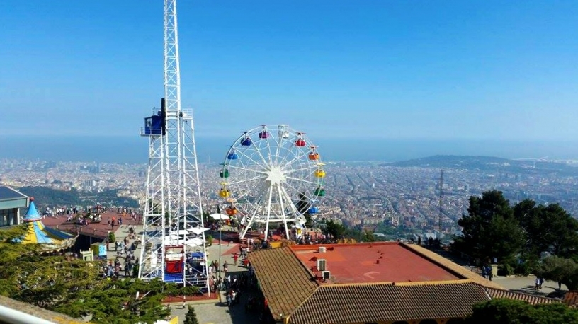 Ausblick auf Attraktionen und Barcelona von Tibidabo