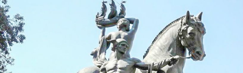 Scultura del dio Hermes in Piazza Catalunya