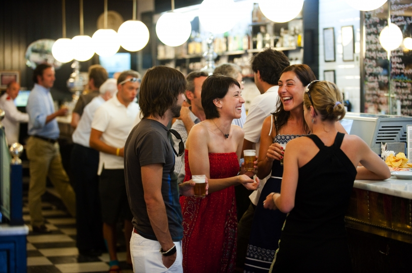 parla spagnolo in un bar a Barcellona