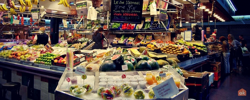 Fruits and smoothies at the Mercat de la Concepció