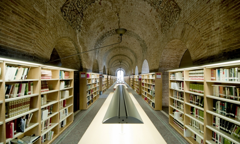 Shelves and books in the Library of the UPF