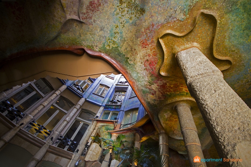Colores en el interior de La Pedrera o Casa Milá de Gaudí en Barcelona