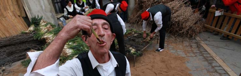Catalan person eating calçots