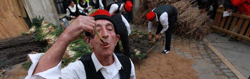 Catalan person eating calçots