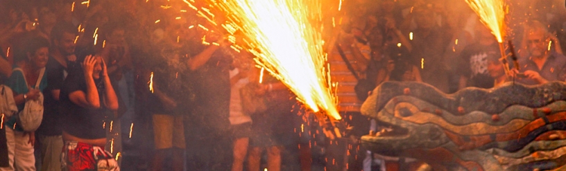 Correfoc skulptur av draken i Parc Güell