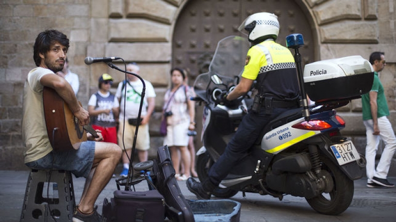 policia y musico