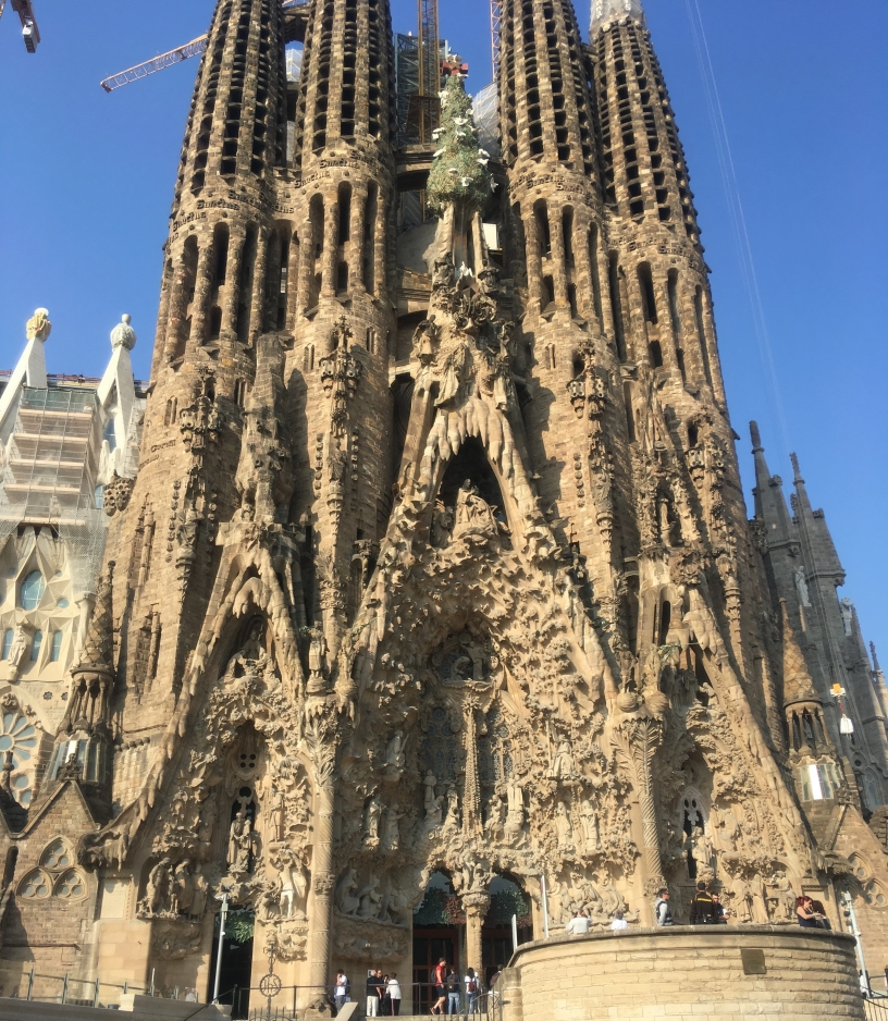 Außenansicht: Türme Geburtsfassade