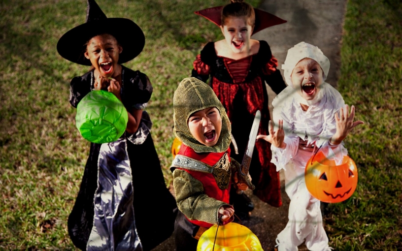 Los niños disfrutando de Halloween