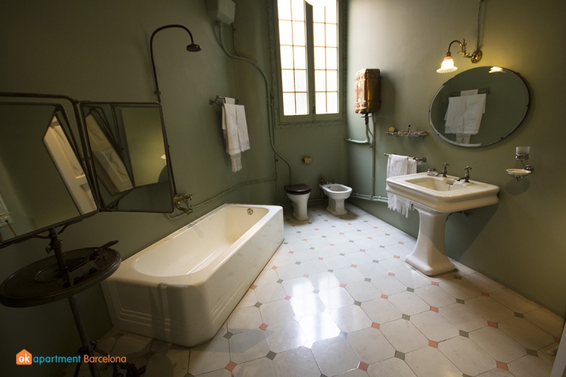 Cuarto de baño de la Casa Milá o La Pedrera de Gaudí en Barcelona