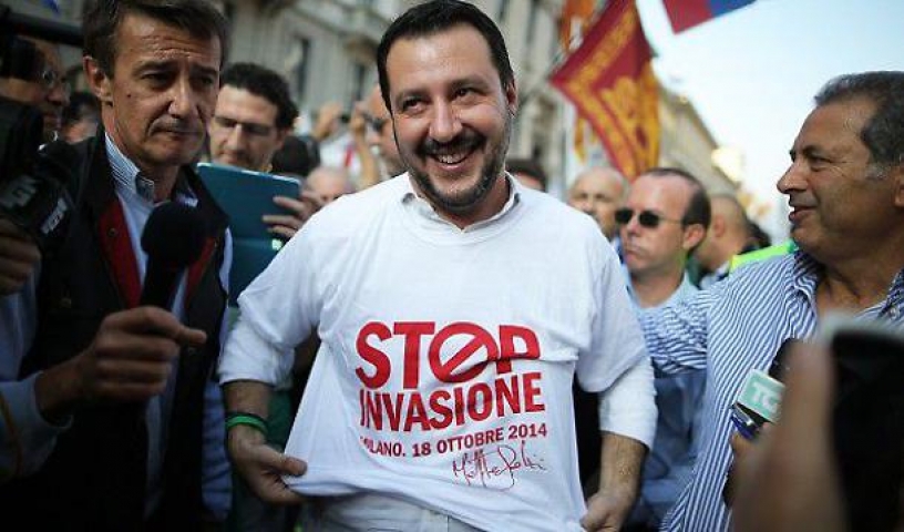 Il leader della Lega Nord con una maglietta che dice "Fermare l’Invasione"