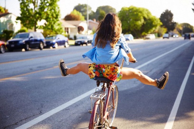 Frau auf einem Fahrrad