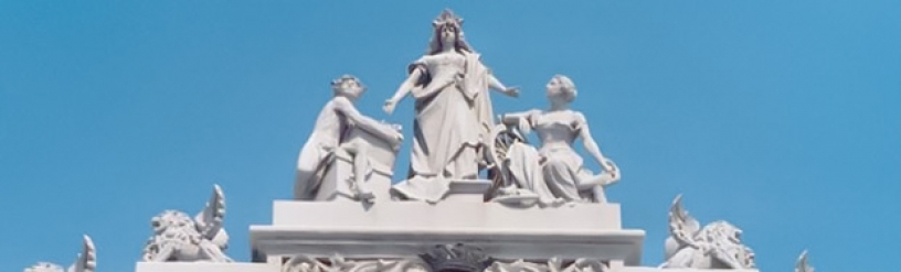 Hermes Skulptur im Hafen von Barcelona