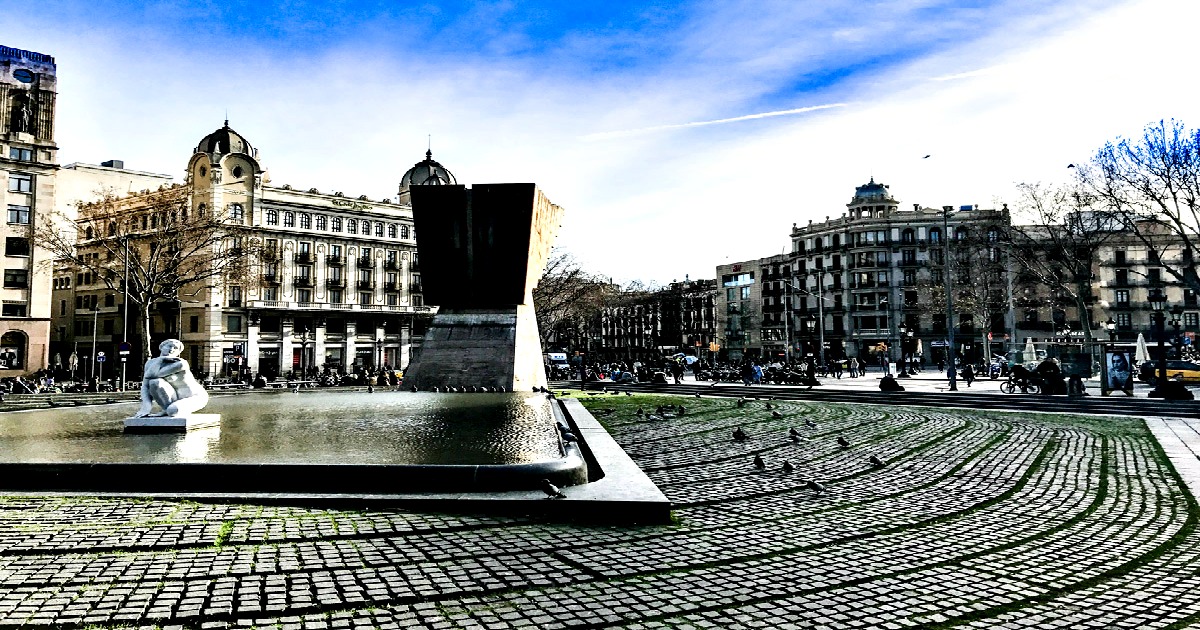 pirámide bebida Amargura Plaza Cataluña, el centro neurálgico de Barcelona