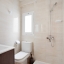 Moderne badkamer met douche