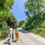 Allée doucement inclinée vers le haut de Montjuïc