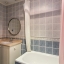 Salle de bain avec baignoire
