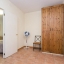 Chambre avec armoire