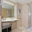 Salle de bain avec douche