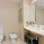 Salle de bain avec douche