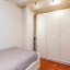 Dormitorio con wardroe