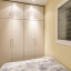 chambre à grand lit avec rangement