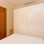 Tweepersoons slaapkamer met grote kledingkast